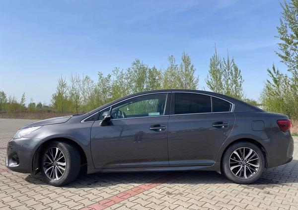 Toyota Avensis cena 52100 przebieg: 175500, rok produkcji 2017 z Marki małe 56